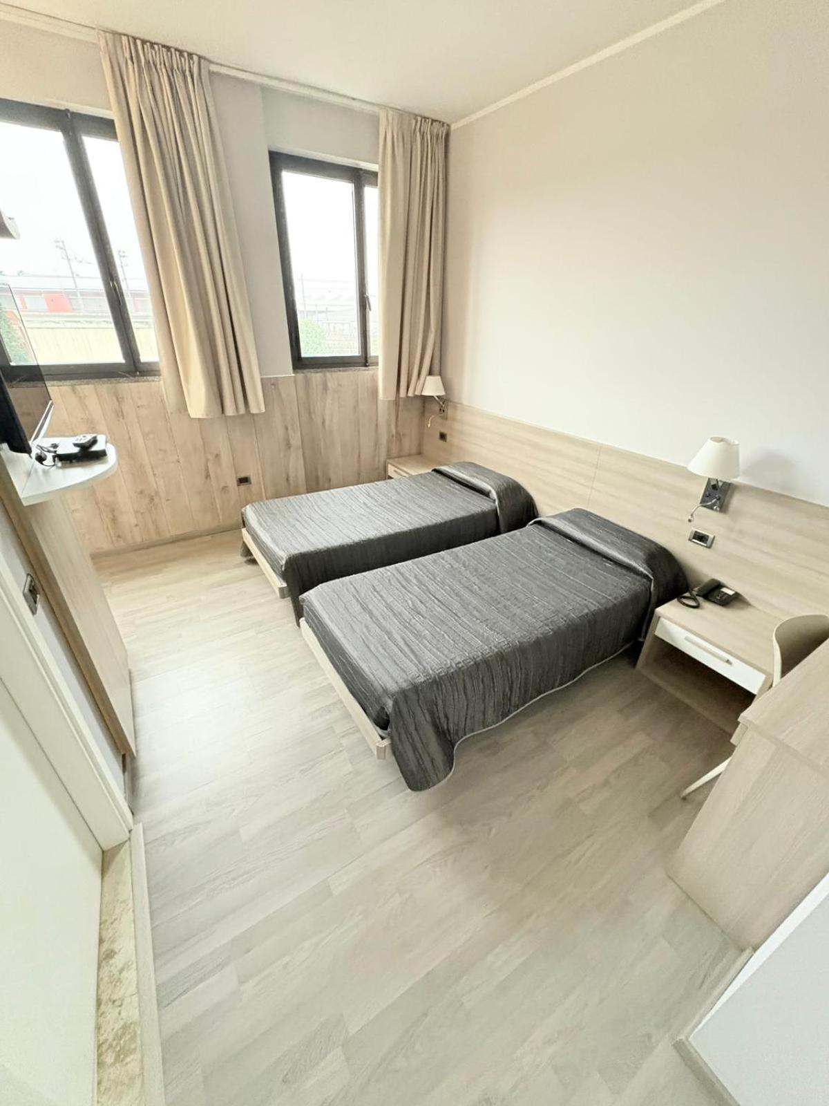 Hotel Meuble' Atlantic Treviglio Exterior foto