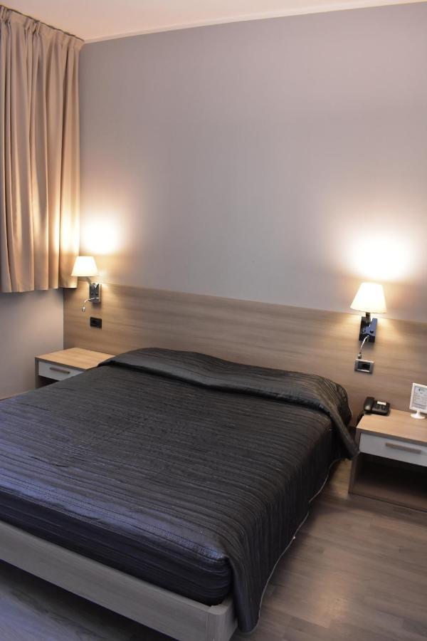 Hotel Meuble' Atlantic Treviglio Exterior foto